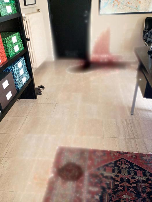 Bureau avant intervention de nettoyage après décès avec traces biologiques au sol et sur le mur