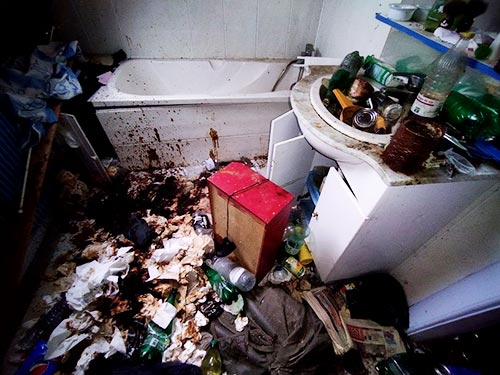 Intervention de nettoyage syndrome Diogène  - Salle de bain souillée par matière fécale