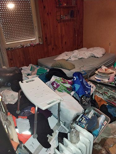 Intervention de nettoyage syndrome Diogène - Chambre avec accumulation d'affaires et mobilier