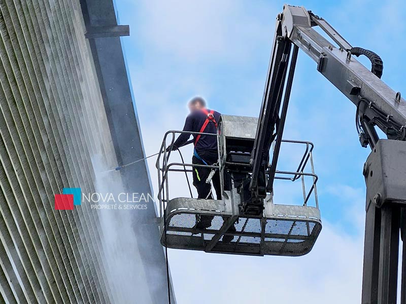 photo du nettoyeur en hauteur de bardage de centre commercial
