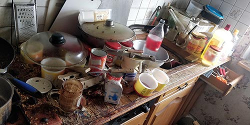 photo intervention nettoyage appartement très sale insalubre