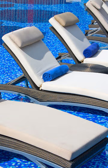 nettoyage de printemps au bord de la piscine