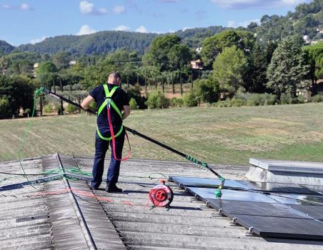 technicien nettoyant une toiture