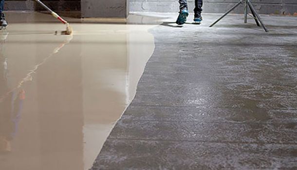 Pose de résine au sol